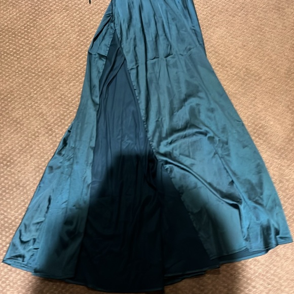 Free with any purchase SHEIN dress with leg slit - Picture 3 of 4